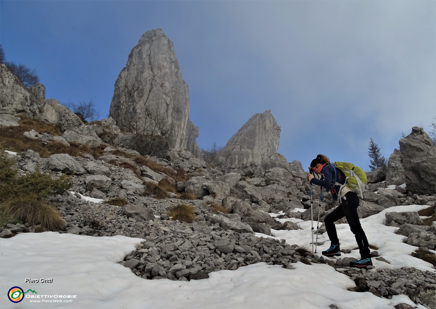 23 Salendo tra i sassi dei ghiaioni ai torrioni d'arrampicata.JPG